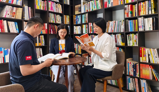 翻開(kāi)“城發(fā)”這本書(shū)，每一頁(yè)，都是鄭州的煙火與遠(yuǎn)方